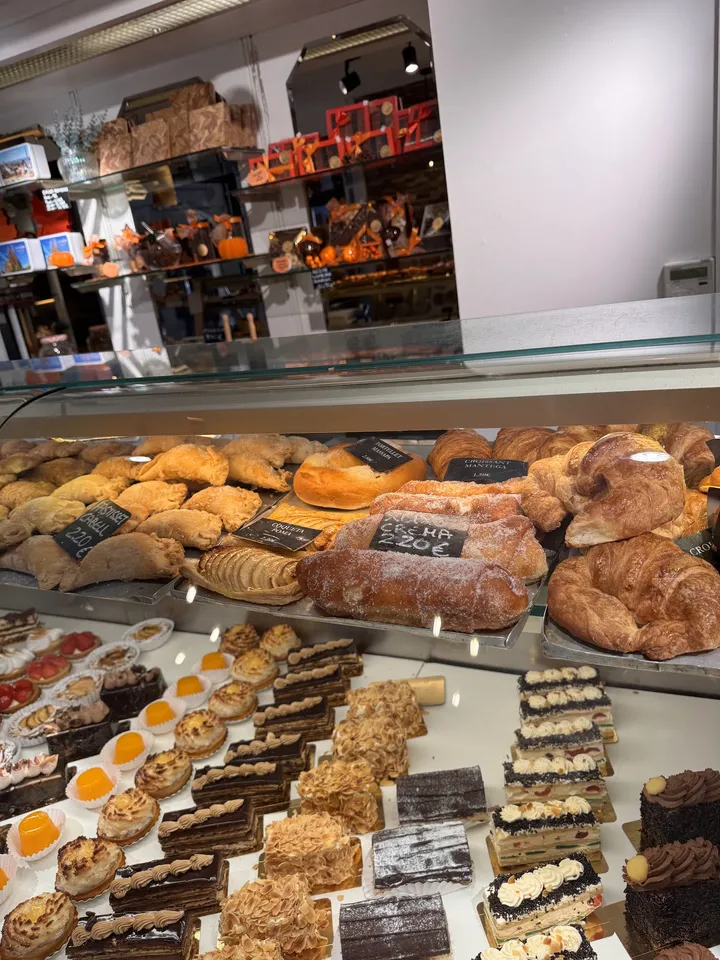 La vitrina amb croissants, xuixos, pastissets i pastissos individuals
