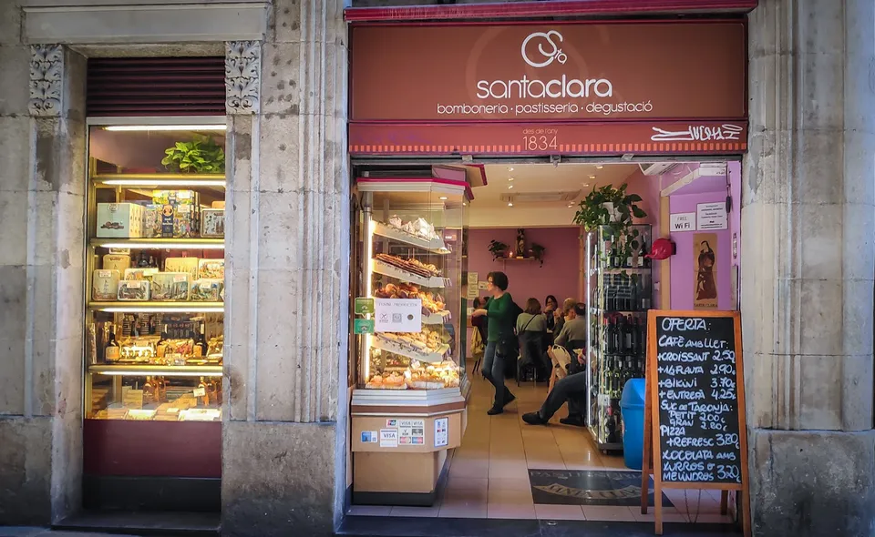 L'antiga façana rosa de la pastisseria, amb la vitrina plena
