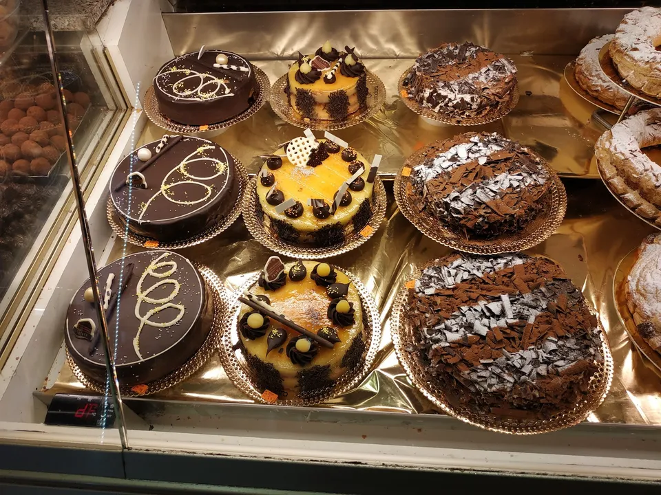 Pastissos de xocolata i de crema a la vitrina